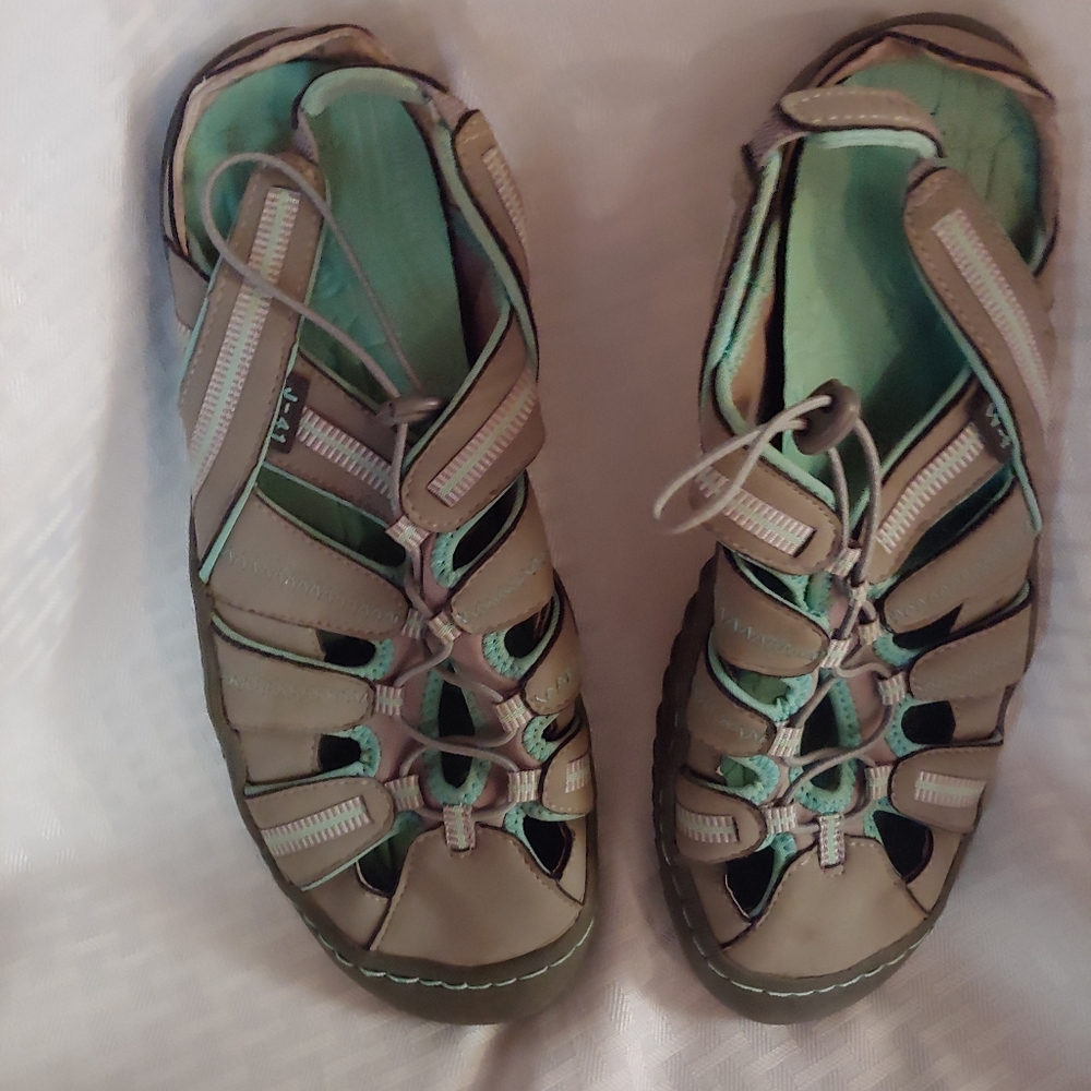 Women's hiking shoes